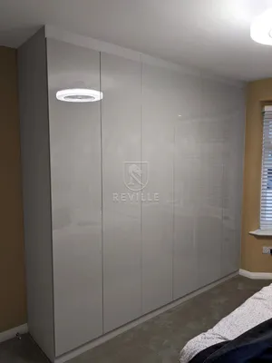 Современный шкаф в спальню серый глянец «Каракс»