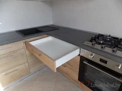 Угловая кухня на 7 кв м с верхними ящиками на одной стене