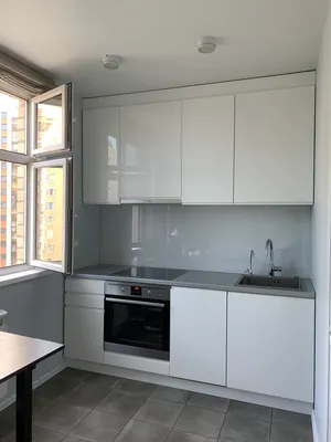 Белая глянцевая кухня в квартире. Минимализм в дизайне интерьера. | Кухня в  квартире, Небольшие кухни, Маленькие белые кухни