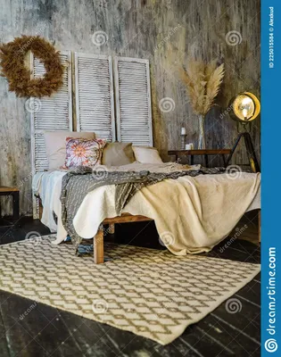 интерьер спальни с большой кроватью в стиле лофт и бохо Стоковое Фото -  изображение насчитывающей свет, мебель: 225015584