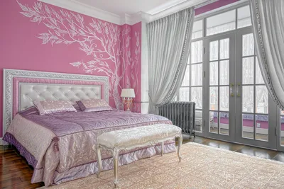 Дизайн спальни в классическом стиле с росписью стены