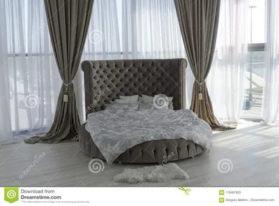 Интерьер красивой спальни с круглой кроватью Стоковое Изображение -  изображение насчитывающей величественно, мебель: 116467625