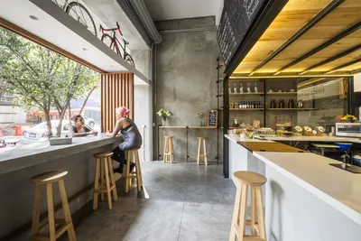 Серый дизайн небольшого кафе | Cafe interior, Restaurant interior, Coffee  shops interior