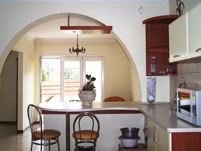 Дизайн кухонь с арками (58 фото)
