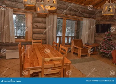 интерьер столовой деревянного дома Стоковое Фото - изображение  насчитывающей обедать, стекло: 226338712