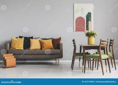 Интерьер гостиной и столовой с диваном и деревянным столом с старинными  стульями Стоковое Фото - изображение насчитывающей шикарно, цветасто:  162174548