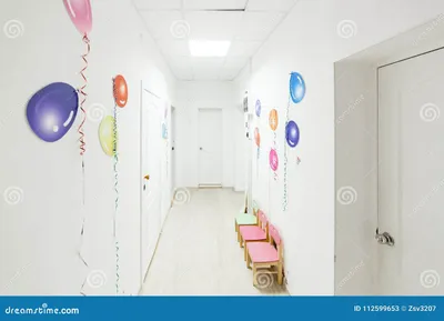 Яркая прихожая коридора детского сада во время праздников без детей  Стоковое Изображение - изображение насчитывающей класс, крыто: 112599653