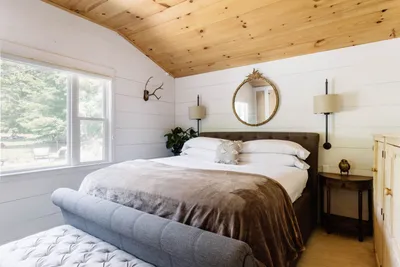 Дизайн спальни с деревянным потолком - 56 фото