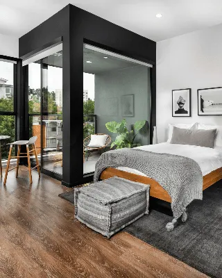 Спальня с балконом +75 фото дизайна и примеров интерьера