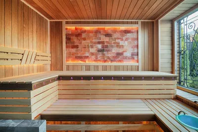 современная баня в финском стиле 6х6 с панорамными окнами, террасой и зоной  барбекю | Гостевые домики, Дизайн патио на заднем дворе, Дома из контейнеров