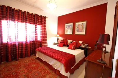 Красные шторы - 87 фото оформление интерьера: кухни, спальни и гостиной  яркими занавесками красного цвета