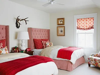 Красные спальни с обоями на стенах – 135 лучших фото дизайна интерьера  спальни | Houzz Россия