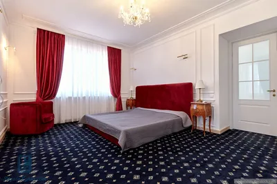 Красные спальни с обоями на стенах – 135 лучших фото дизайна интерьера  спальни | Houzz Россия