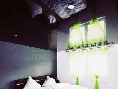 Черный глянцевый зеркальный натяжной потолок для спальни НП-1886 - цена от  1530 руб./м2
