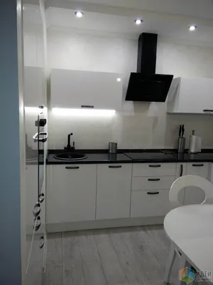 Угловая белая кухня 10,4 кв.м. со встроенной техникой и черной столешницей