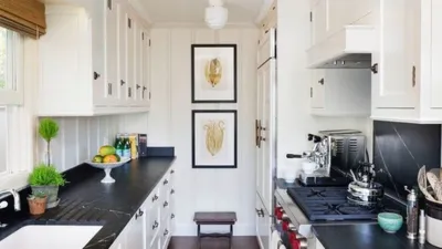 Белая кухня с черной столешницей (45 фото): создаем интерьер своими руками,  инструкция, фото и видео-уроки