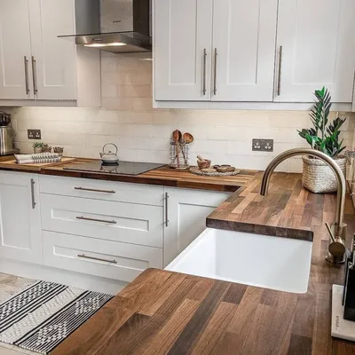 Белая кухня с деревянной столешницей - 69 фото