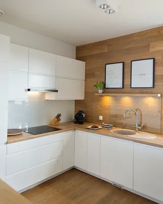 Белая кухня с фартуком под дерево - 69 фото