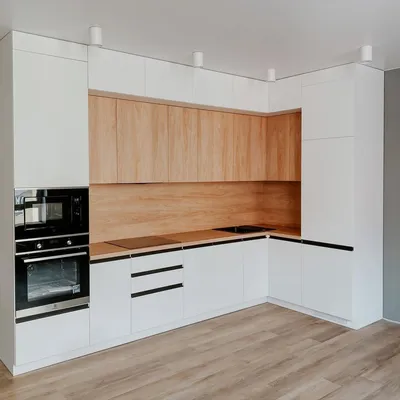 Белая кухня с деревянной столешницей или под дерево: 70 фото деревянных  гарнитуров