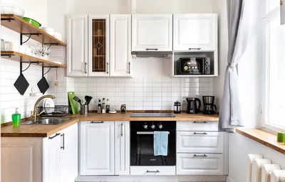 Белая кухня с деревянной столешницей - идеи оформления интерьера