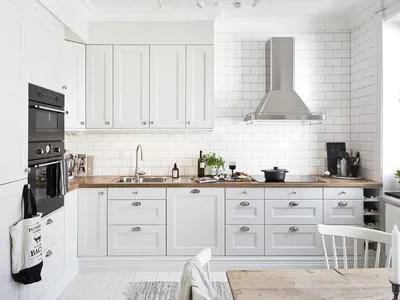 Кухня с белым и черно-белым фасадом и деревянной столешницей, кухонный  гарнитур
