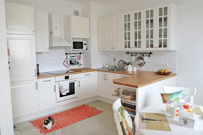 Белая кухня с деревянной столешницей: фото и видео идей