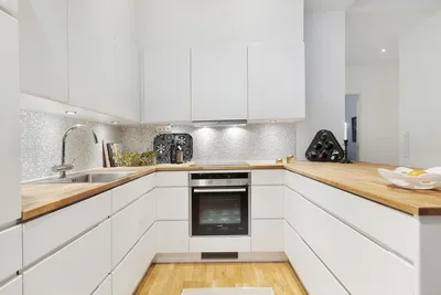 Белая кухня с деревянной столешницей - 74 фото