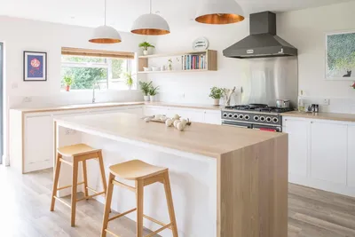 Белая кухня с деревянной столешницей: 114 фото и советы по оформлению  интерьера