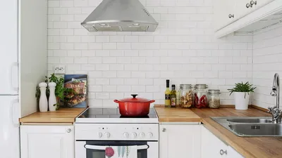 Белая кухня с деревянной столешницей: 150+ реальных фото примеров