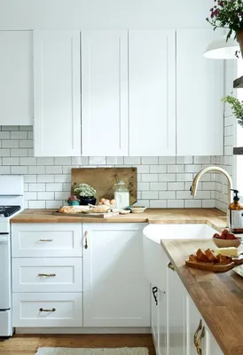 Белая кухня с деревянной столешницей и фартуком - 77 фото