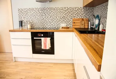 Дизайн бюджетной белой кухни с деревянной столешницей: 60 фото + видео