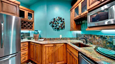 Кухни в бирюзовом цвете - 34 фото дизайна в интерьере