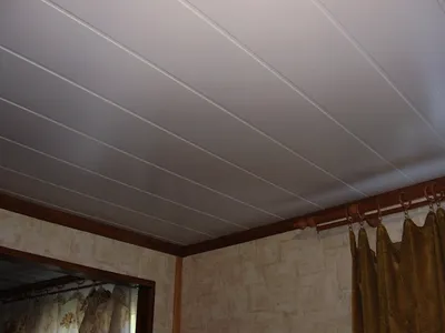 Потолок из сайдинга на кухне - 60 фото