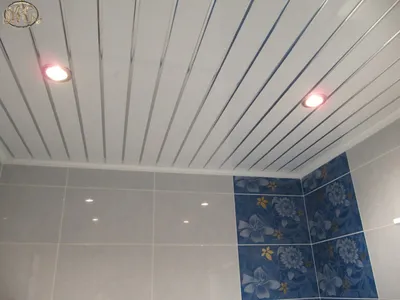 Потолок из пластика в ванной - 56 фото
