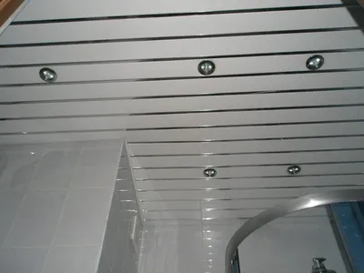 Потолок из пластиковых панелей на кухне своими руками: как сделать, фото и  видео инструкция