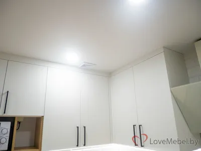 Белая кухня до потолка на 7 кв метров с закругленным углом