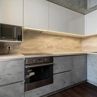 Угловая встроенная кухня с белыми глянцевыми и каменными фасадами - IDM  Eterno