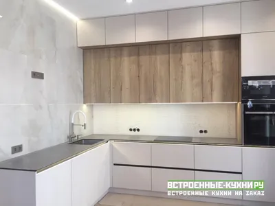 Угловая кухня с антресолями до потолка на заказ - Кухни на заказ по  индивидуальным размерам в Москве