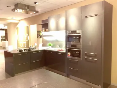 Угловая кухня со встроенной техникой - 65 фото