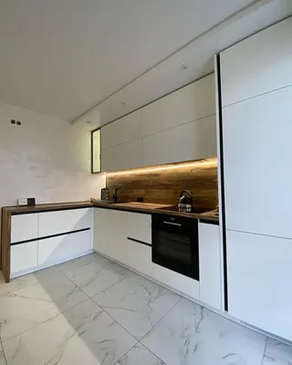 Белая угловая кухня со столешницей под дерево \"Модель 776\" в Мурманске -  цены, фото и описание.