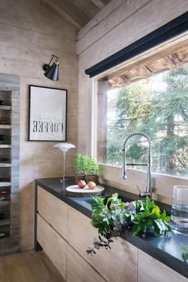 Красивый дизайн кухни вдоль окна в частном доме | Деревянные дома, Дизайн  дома, Дом