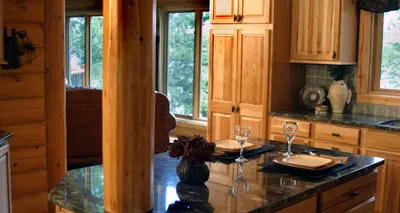 Кухня в деревянном доме - дизайн интерьера в доме из бруса, из бревна, в  том числе кухня-гостиная и столовая, маленькая и белая кухни