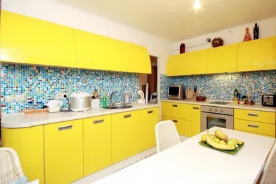Желто голубой интерьер кухни - 74 фото