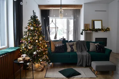 Интерьер гостиной новогодняя елка и венок аренда на отпуск зимний отдых и  каникулы | Премиум Фото