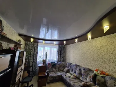 Двухуровневый натяжной потолок в гостиной квартиры в Смоленске