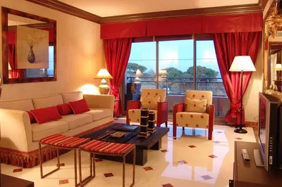 Красные шторы в бежевой гостиной | Блог о ремонте и дизайне интерьера