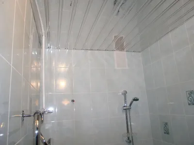 Зеркальный реечный потолок в ванной, цены, фото | Купить подвесной  зеркальный реечный потолок в ванной