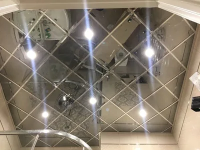 Зеркальные панели на потолок в ванную - 72 фото