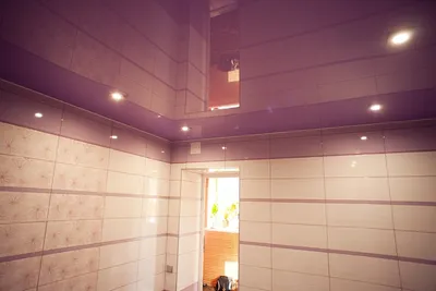 Зеркальный натяжной потолок в ванной
