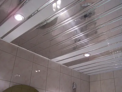 Зеркальный реечный потолок в ванной - 72 фото
